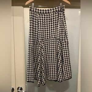 Brand new with tags. Nine West Stylish Black and White Houndstooth Skirt